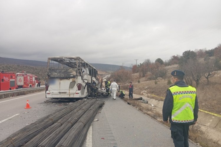Alev alev yanan otob&uuml;ste hayatını kaybedenlerin kimlikleri belli oldu