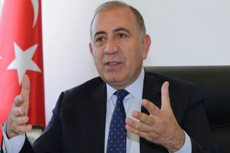G&uuml;rsel Tekin'den &Ouml;zg&uuml;r &Ouml;zel'e fıkralı mesaj!