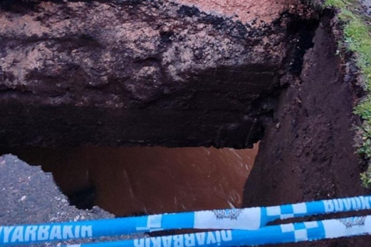Diyarbakır ve Şanlıurfa'yı yağış vurdu! &Ccedil;ay taştı, k&ouml;pr&uuml; yıkıldı