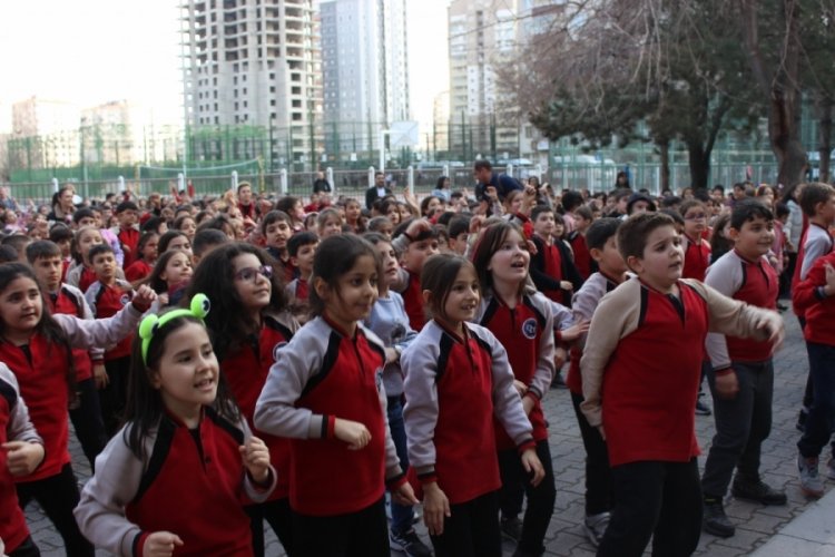 Bu okulda &ouml;ğrenciler derslerine oynayarak giriyorlar