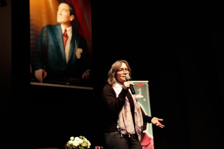 Bursa'da Yazar Niran El&ccedil;i &ccedil;ocuklara hikaye anlattı
