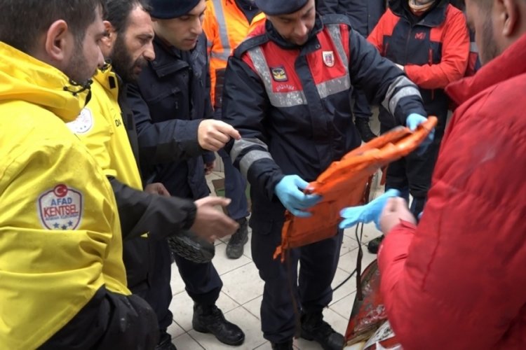 Marmara Denizi'nde batan gemiden geriye kalanlar sahile vurdu