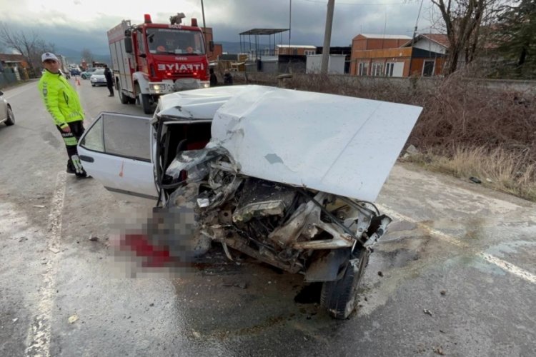 Bolu'da forklifte &ccedil;arpan otomobil kağıt gibi ezildi