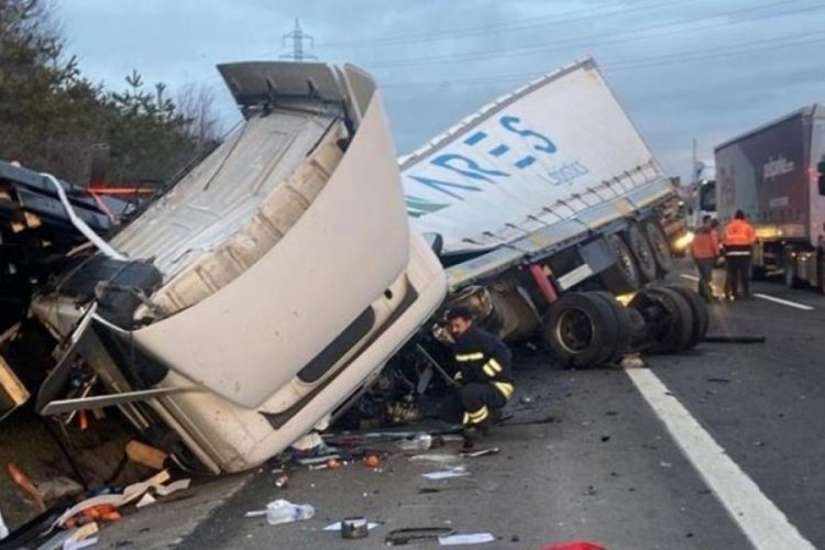 Bolu ge&ccedil;işinde feci kaza! TIR bariyerlere &ccedil;arptı ve hurdaya d&ouml;nd&uuml;