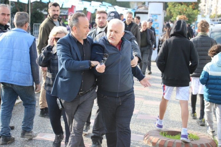 İYİ Parti'nin Aydın'da d&uuml;zenlediği aday tanıtım toplantısının girişinde gerginlik yaşandı