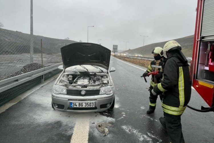 Kocaeli'de seyir halindeyken otomobilin motor kısmında yangın &ccedil;ıktı