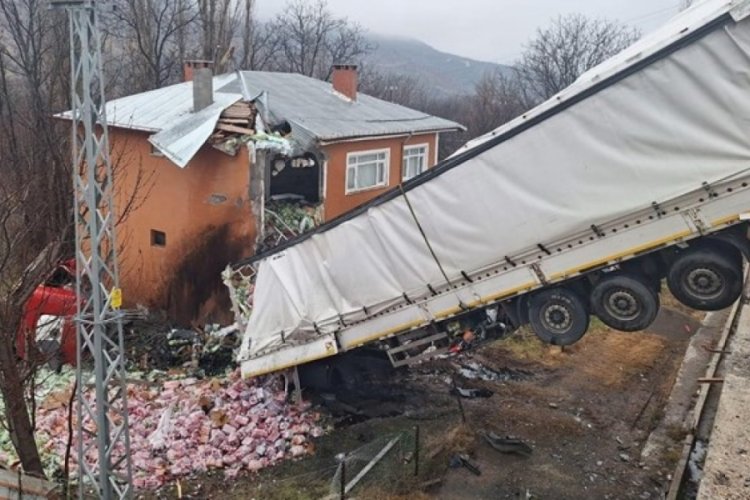 Sivas'ta iki katlı evin &uuml;zerine TIR u&ccedil;tu