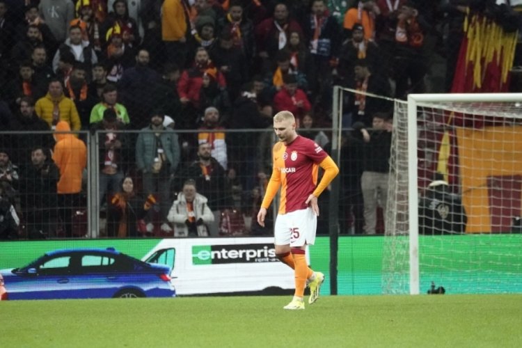 Galatasaray'ın savunma oyuncusu Victor Nelsson kırmızı kart g&ouml;rd&uuml;