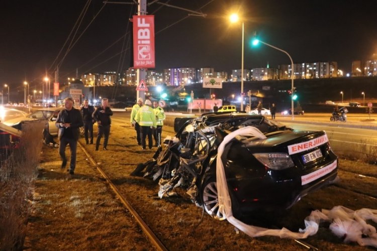Kayseri'de d&uuml;ğ&uuml;n konvoyundaki ara&ccedil; kazaya karıştı, ortalık savaş alanına d&ouml;nd&uuml;