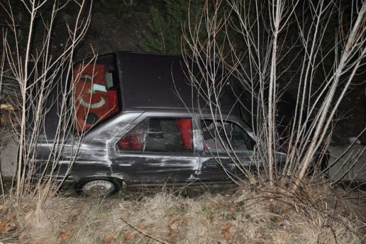 Bolu-Mudurnu karayolunda otomobil su kanalına u&ccedil;tu