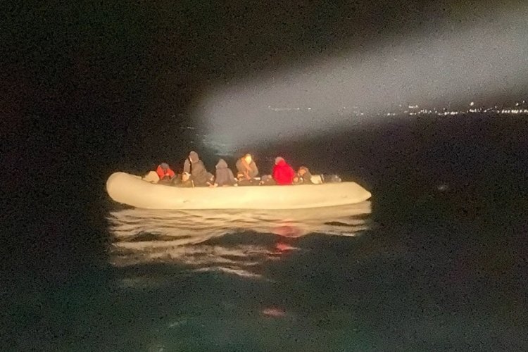 İzmir a&ccedil;ıklarında 78 d&uuml;zensiz g&ouml;&ccedil;men kurtarıldı, 102 g&ouml;&ccedil;men yakalandı