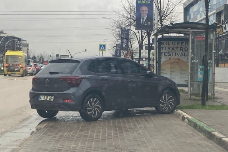 Bursa'da kaldırıma park bitti: Bu sefer otob&uuml;s durağına park edildi!