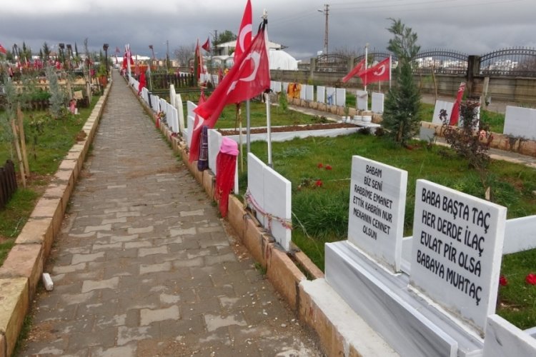 Depremde &ouml;lenlerin mezar taşlarındaki her bir yazı h&uuml;zne boğuyor