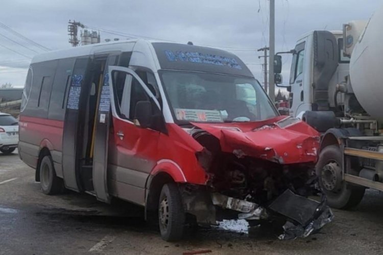 Eskişehir'de yolcu dolu minib&uuml;s vidanj&ouml;re &ccedil;arptı: 12 yaralı