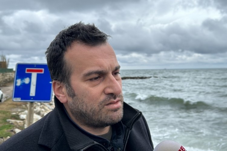 Batan gemideki m&uuml;rettebatın yakınlarının endişeli bekleyişi s&uuml;r&uuml;yor