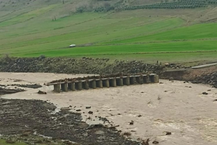 Baraj sularıyla kullanılamaz hale gelen k&ouml;pr&uuml;n&uuml;n yıkılmadan &ouml;nceki g&ouml;r&uuml;nt&uuml;s&uuml; ortaya &ccedil;ıktı