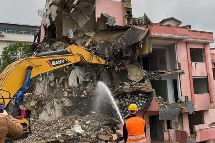 İstanbul'da riskli olan 4 bloklu sitenin yıkımına başlandı
