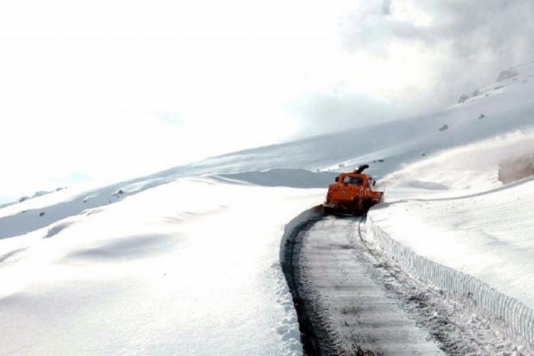 Şırnak'ta ekipler karla kapanan yolları ulaşıma a&ccedil;tı