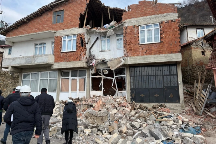 Tokat'ta heyelan ve g&ouml;&ccedil;&uuml;k incelemesi yapıldı