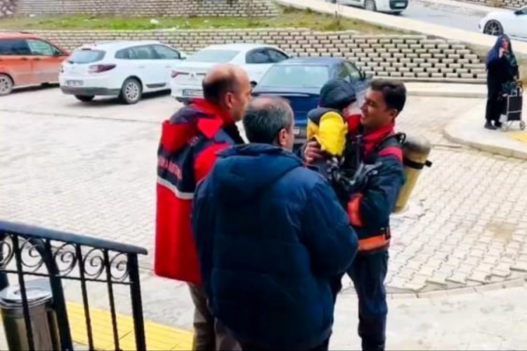 Malatya'da bir apartmanda yangın &ccedil;ıktı, 8 kişi hastaneye kaldırıldı