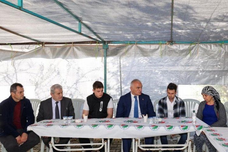 Bakan Ersoy'dan Antalya'da sel felaketinde hayatını kaybeden s&uuml;r&uuml;c&uuml;n&uuml;n ailesine taziye ziyareti