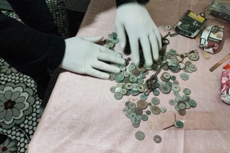 Manisa'da yoğurt kabı i&ccedil;inde &ccedil;ok sayıda tarihi sikke, obje ve fig&uuml;r ele ge&ccedil;irildi