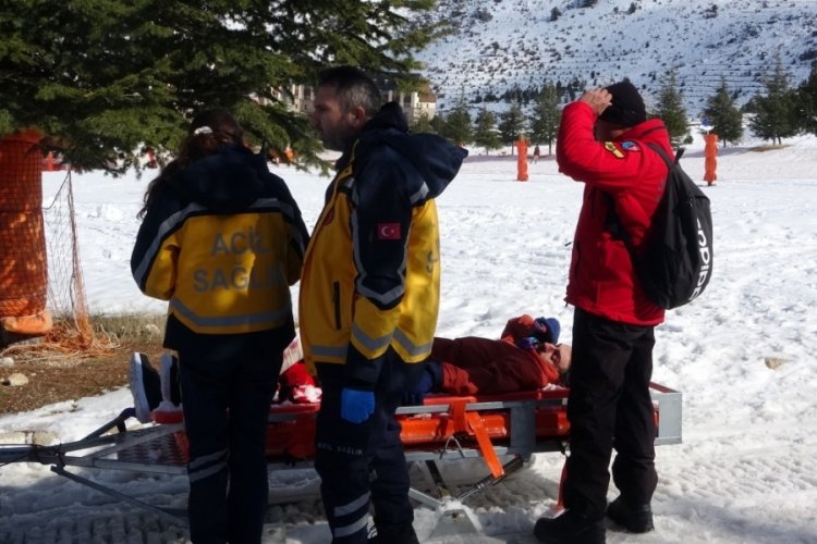 Isparta'da kayak yaparken d&uuml;şerek yaralanan gen&ccedil;, JAK ekiplerince kurtarıldı