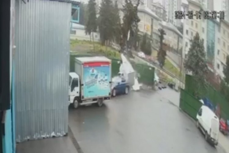 İstanbul'da kontrolden &ccedil;ıkan otomobil g&uuml;venlik kul&uuml;besine daldı, kaza anı kamerada