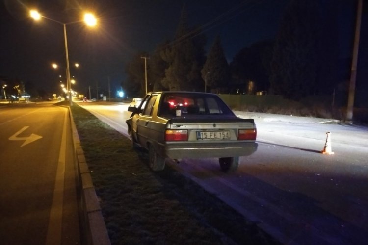 Burdur'da otomobil direksiyon hakimiyetini kaybederek ref&uuml;je &ccedil;arptı