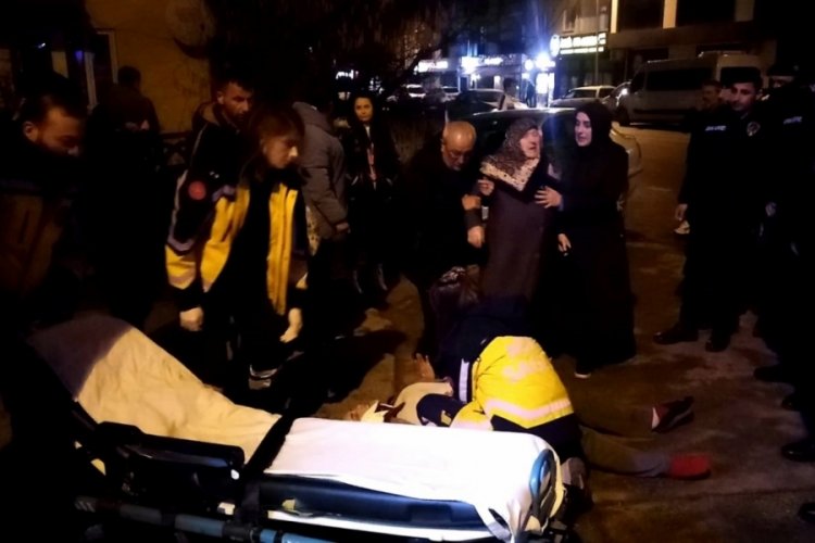 Bursa'da otomobil yolun karşısına ge&ccedil;meye &ccedil;alışan yayalara &ccedil;arptı