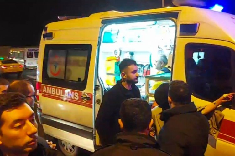 Otomobil, minib&uuml;se &ccedil;arparak takla attı