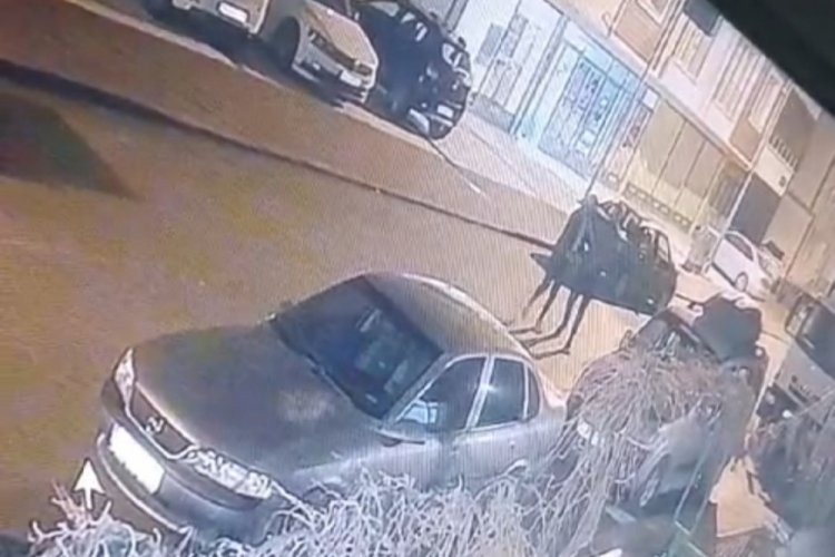 &Ouml;nce tartıştı sonra otomobillerin aynalarını kırdı