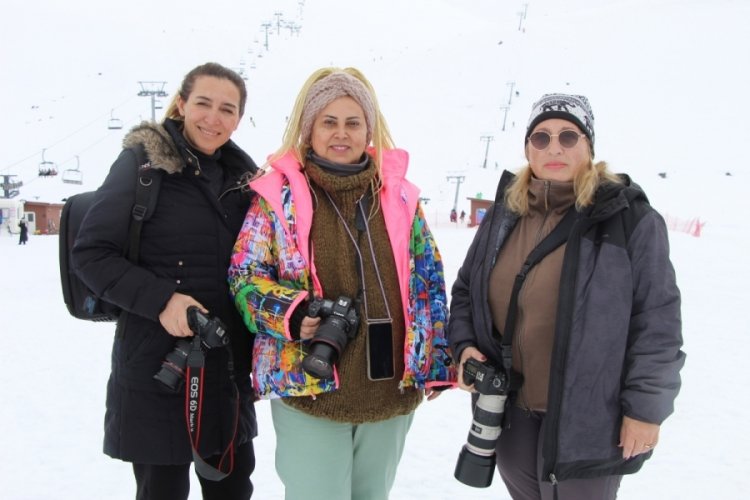 Bing&ouml;l'deki kayak merkezinde, paraş&uuml;t&ccedil;&uuml;ler fotoğraf&ccedil;ılar i&ccedil;in u&ccedil;uş yaptı