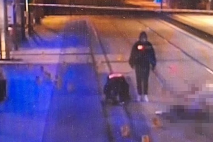 Paris polisi satırlı saldırganı vurarak &ouml;ld&uuml;rd&uuml;