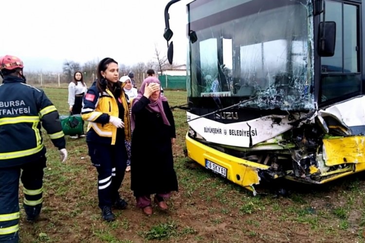 Bursa'da halk otob&uuml;s&uuml;yle otomobil kafa kafaya &ccedil;arpıştı: 1 can kaybı