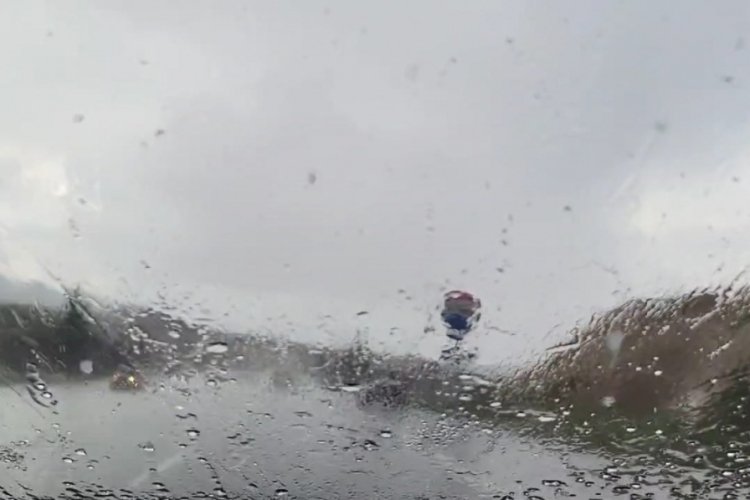 Adıyaman'da yağışın yoğunluğuna ara&ccedil;ların silecekleri yetişmedi