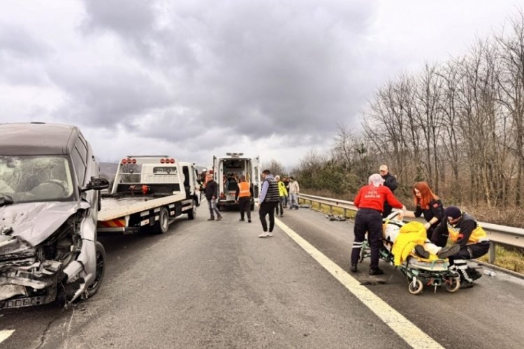D&uuml;zce'de Anadolu Otoyolu'nda feci kaza: 3 &ouml;l&uuml;, 2 yaralı