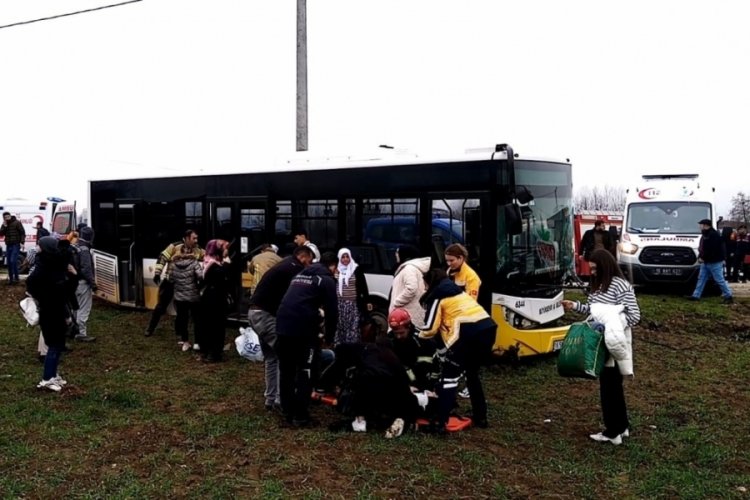 Bursa'da &ouml;zel halk otob&uuml;s&uuml; ile otomobil kafa kafaya &ccedil;arpıştı! Kazanın kamera g&ouml;r&uuml;nt&uuml;leri ortaya &ccedil;ıktı