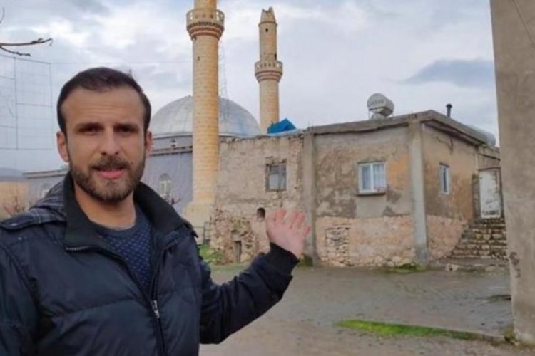 Siirt'te yıldırım minarenin &uuml;zerine d&uuml;şt&uuml;! Park halindeki ara&ccedil;lar zarar g&ouml;rd&uuml;