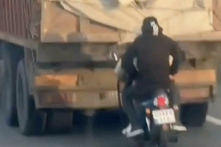 Muğla'da motosikletin tehlikeli yolculuğu g&ouml;r&uuml;nt&uuml;lendi