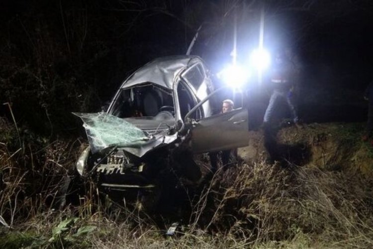 &Ccedil;anakkale'de şarampole devrilen otomobilin s&uuml;r&uuml;c&uuml;s&uuml; &ouml;ld&uuml;