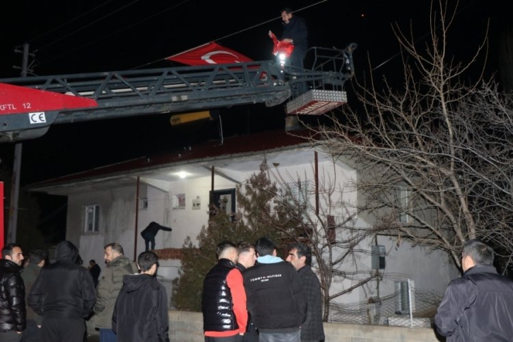 Şehidin Erzincan'daki baba ocağına T&uuml;rk bayrakları asıldı