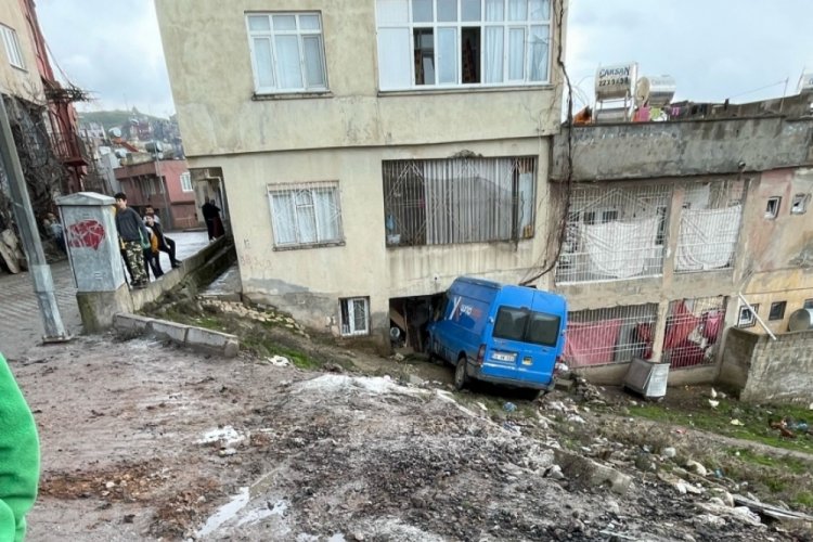 Siirt'te kontrolden &ccedil;ıkan kargo aracı zemin kattaki bir evin balkonuna daldı