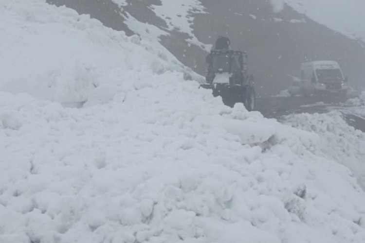 Şırnak'ta &ccedil;ığ nedeniyle kapanan yol ulaşıma a&ccedil;ıldı