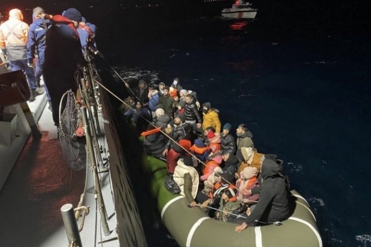 &Ccedil;anakkale'de 15'i &ccedil;ocuk, 49 ka&ccedil;ak g&ouml;&ccedil;men kurtarıldı