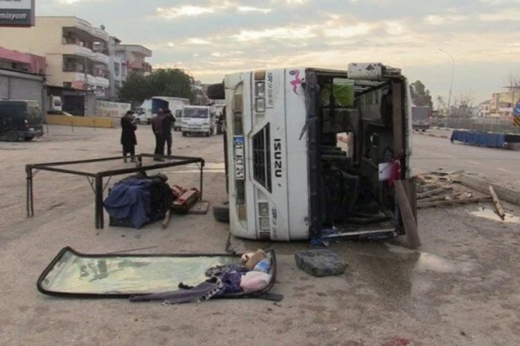 Adana'da tarım iş&ccedil;ilerini taşıyan midib&uuml;s devrildi! 15 yaralı