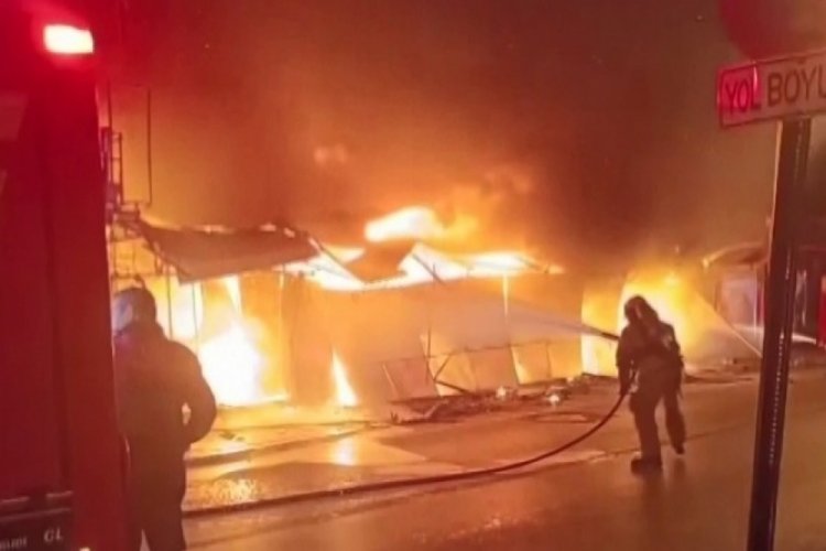 İzmir'de 69 g&uuml;n arayla 2. kez yanan iş yeri k&uuml;le d&ouml;nd&uuml;