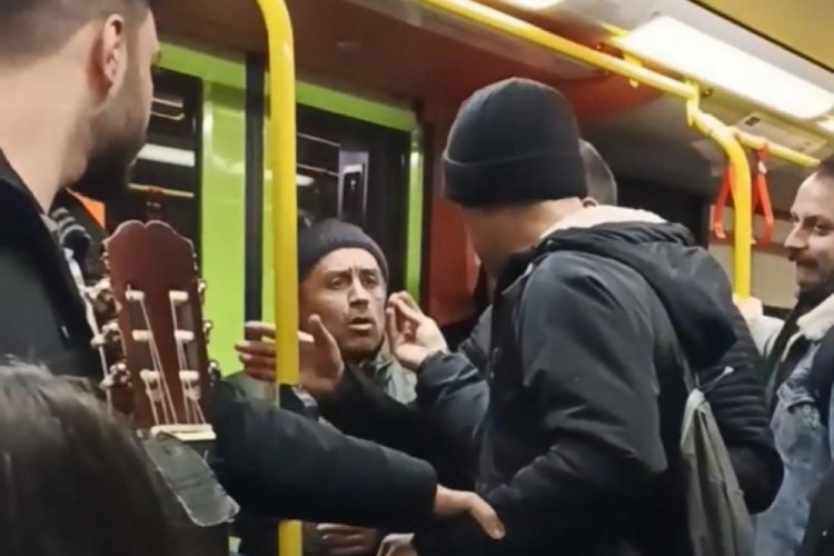 Bursa'da metroda m&uuml;zik &ccedil;alarak para toplayan gen&ccedil;ler ile vatandaşlar arasında tartışma &ccedil;ıktı