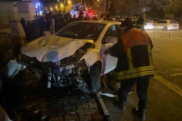 Kayseri'de otomobil direğe &ccedil;arptı: Anne ve kızı yaralandı