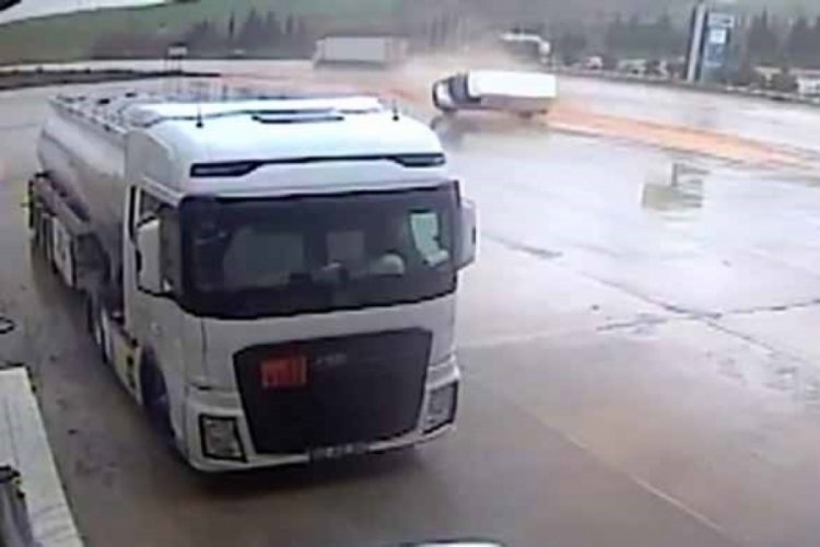 Adıyaman'da takla atan minib&uuml;s akaryakıt istasyonuna girdi: 2 yaralı